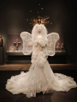 The Met Gala: 2018의 주제 'Heavenly Bodies: Fashion and the Catholic Imagination'을 통해 패션과 종교 간의 복잡한 관계를 조명하다